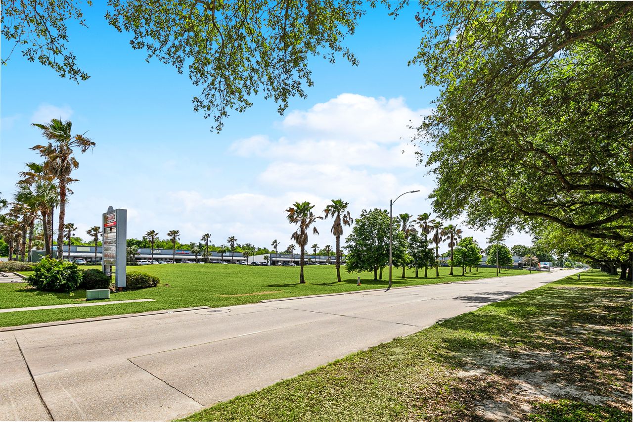 Large commercial property maintained by Sharper Lawn & Hammer